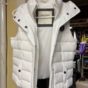 Abercrombie & Fitch Women's White Puffer Vest